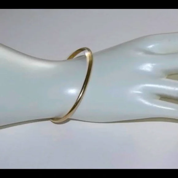 SOLD🔥🔥🔥10.2 g 14Kt, solid domed wire bangle bracelet measuring - Picture 1 of 6
